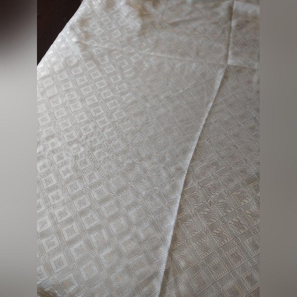 White Satin Patterned Tablecloth - Picture 2 of 3